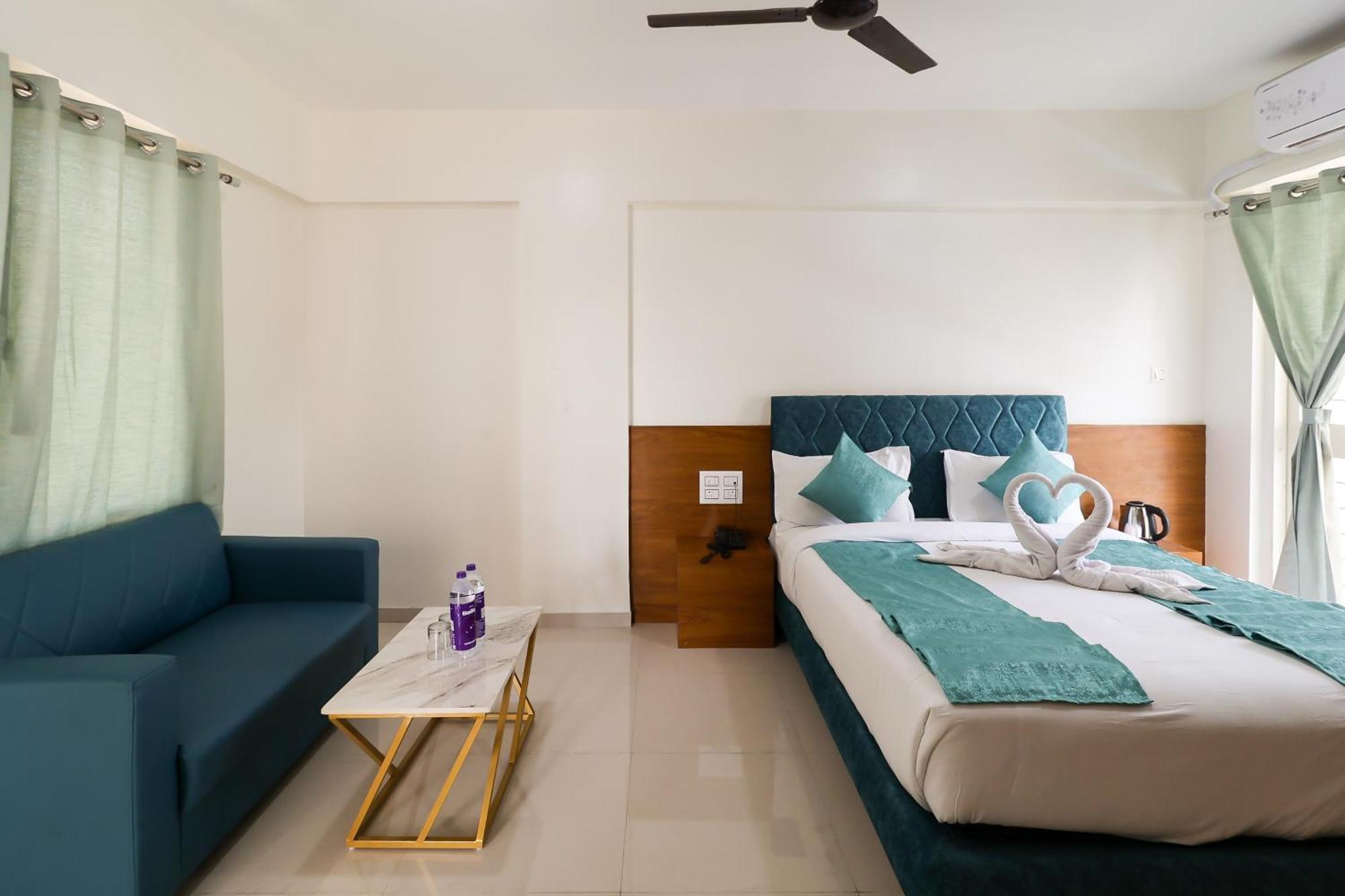 Hotel Tridents Хинджевади Екстериор снимка