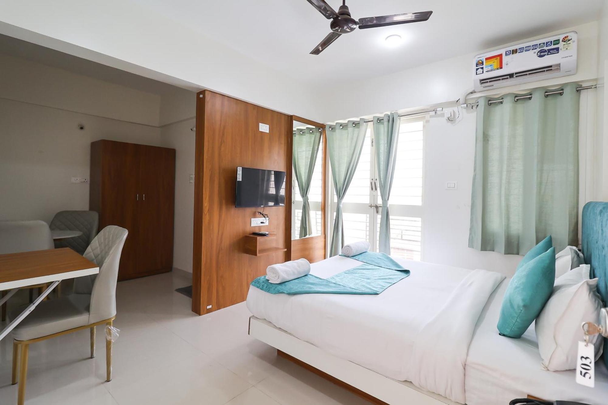 Hotel Tridents Хинджевади Екстериор снимка
