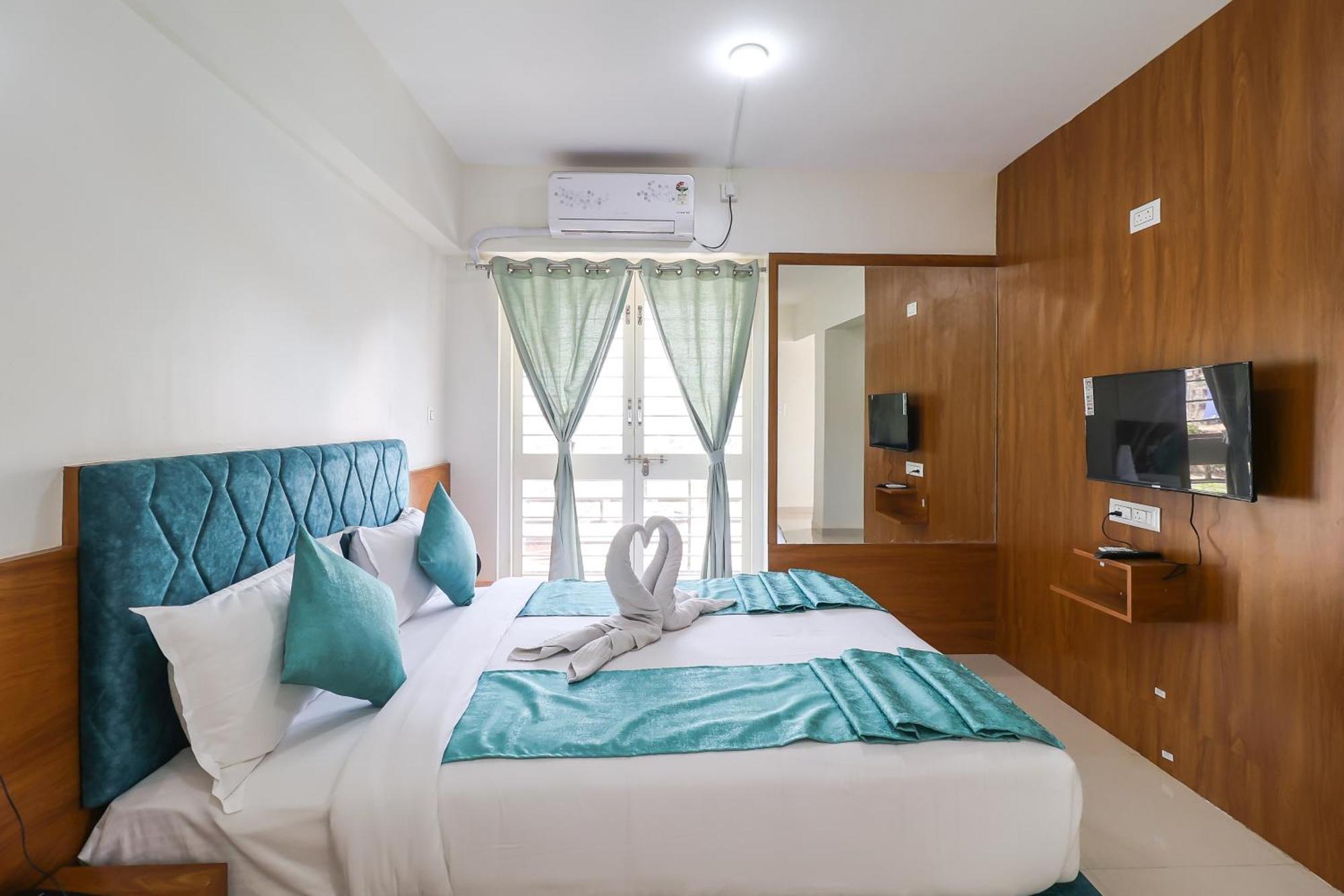 Hotel Tridents Хинджевади Екстериор снимка