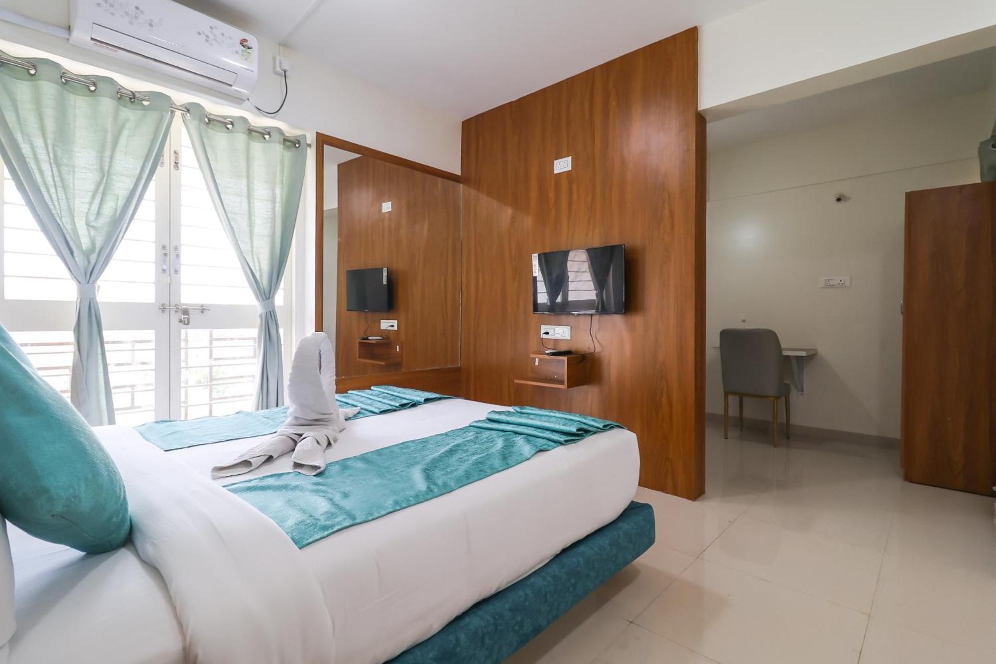 Hotel Tridents Хинджевади Екстериор снимка