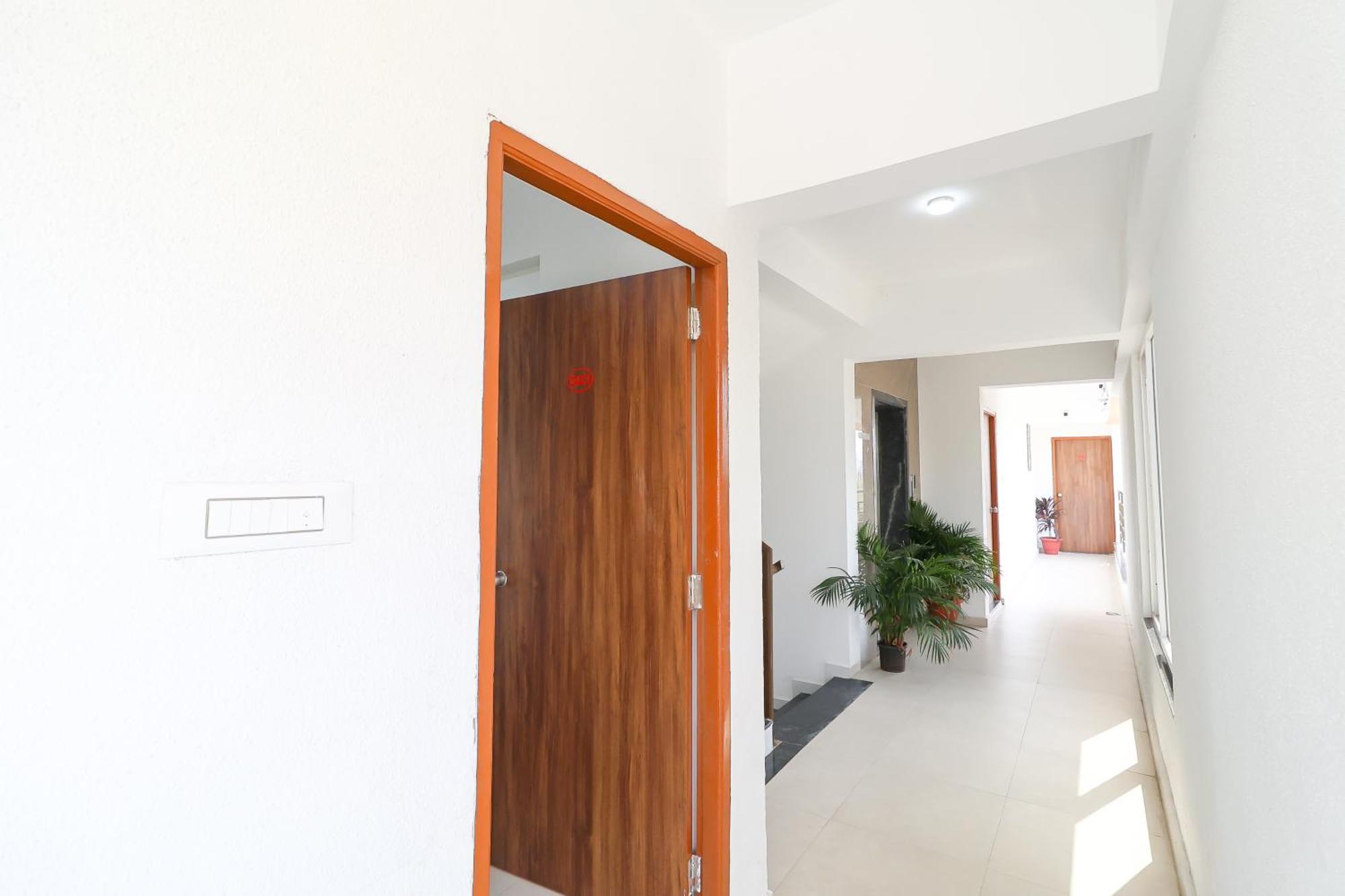 Hotel Tridents Хинджевади Екстериор снимка